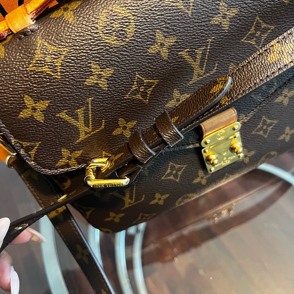 Louis Vuitton Pochette Métis Monogram - Picture 13 of 15